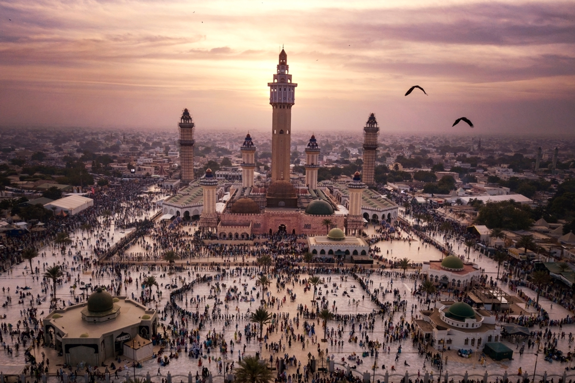 Considerata santa dai Muridi, la città di Touba non può che stupire per la poesia con cui è stata costruita. 